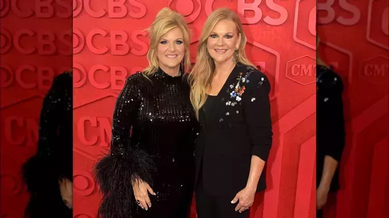 ¿Quién es Beth, la hermana de Trisha Yearwood? Los hermanos podrían pasar por gemelos en los Premios CMT 2024