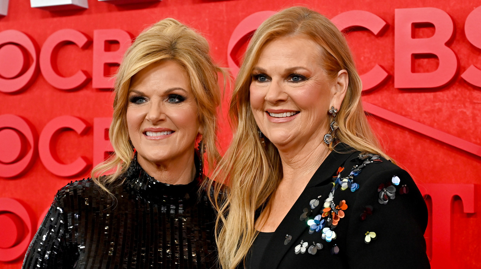 ¿Quién es Beth, la hermana de Trisha Yearwood? Los hermanos podrían pasar por gemelos en los Premios CMT 2024