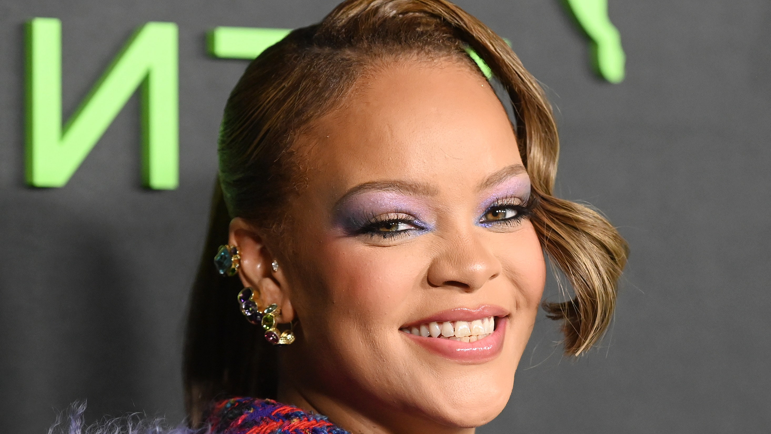 Rihanna. Pelo rubio platino extralargo. Ese es el titular.