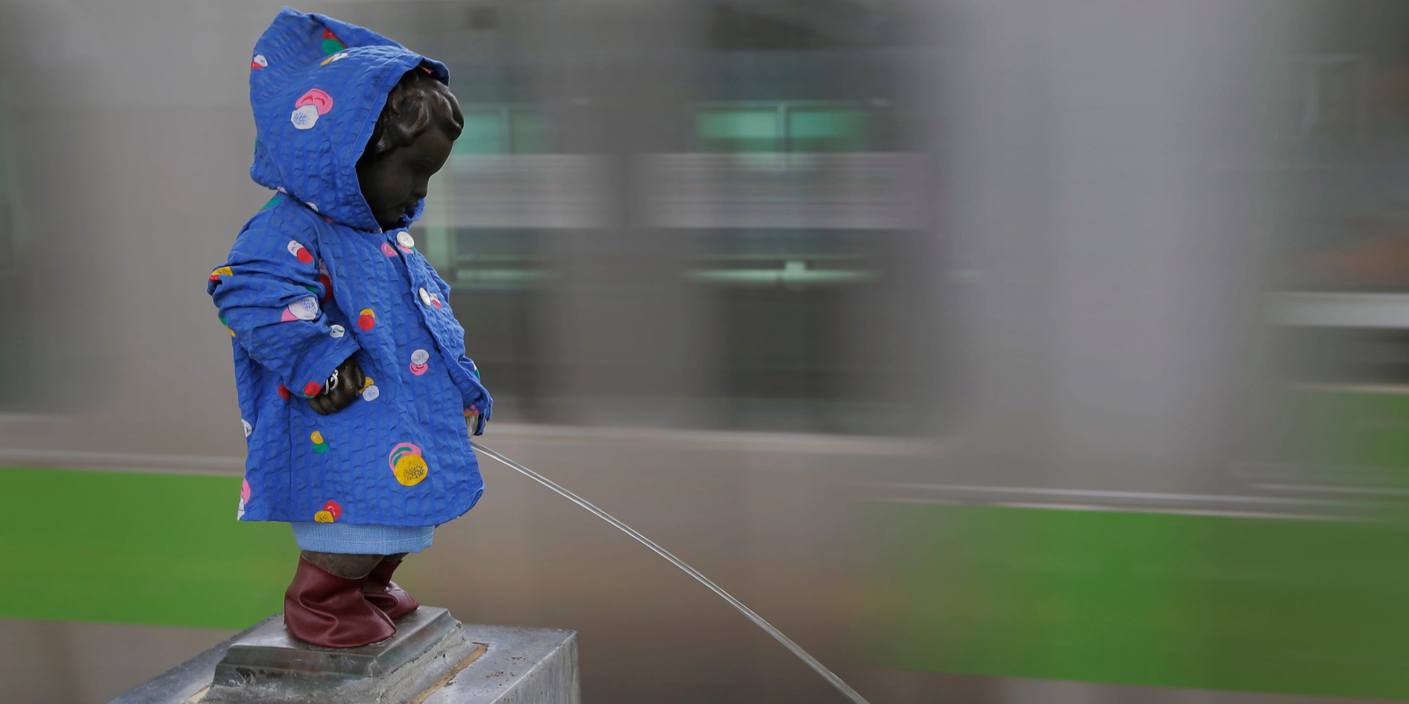 Soy una madre que deja que mi hija pequeña haga pis fuera. La falta de baños públicos cerca hace que sea difícil evitarlo.