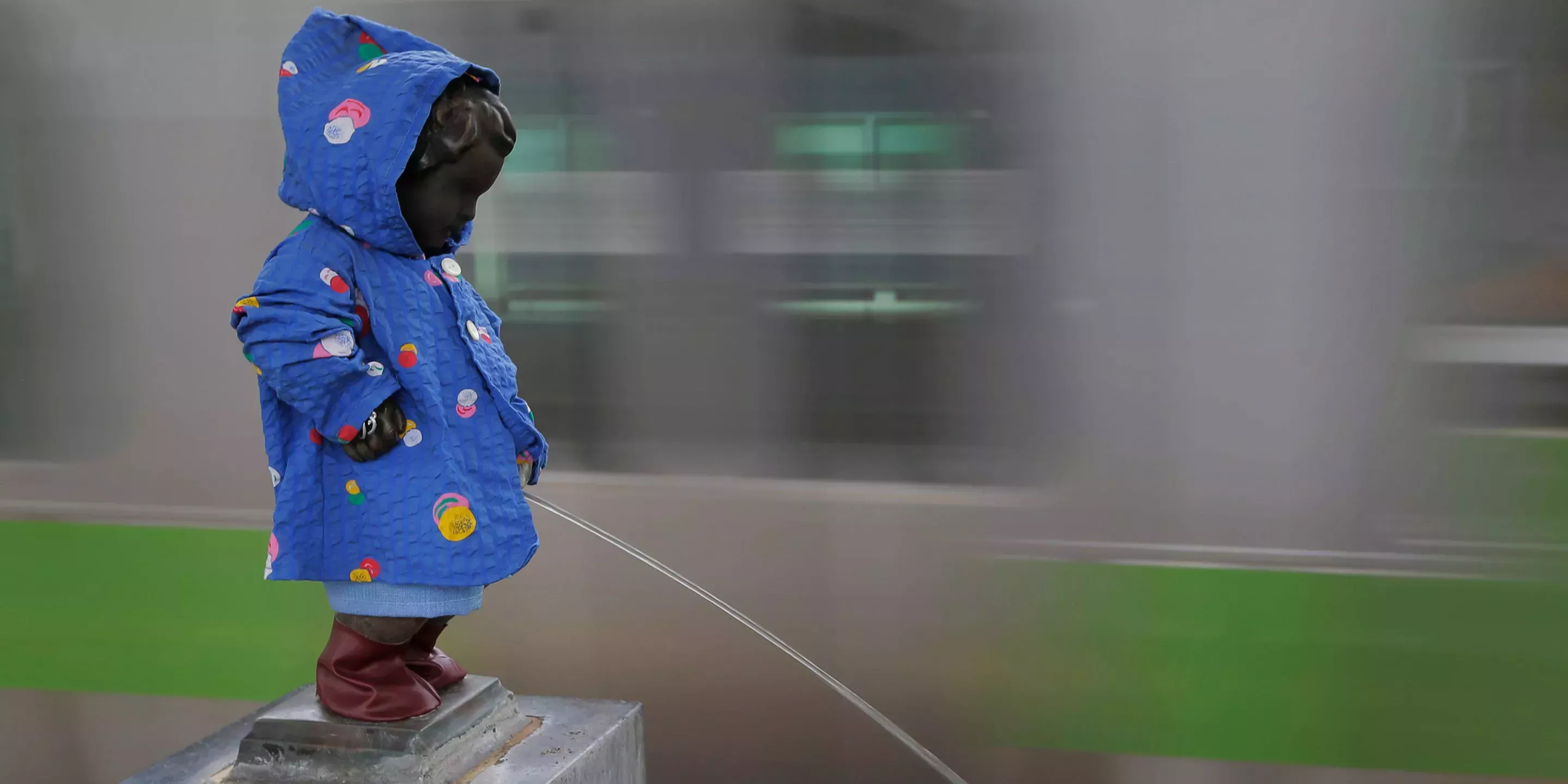 Soy una madre que deja que mi hija pequeña haga pis fuera. La falta de baños públicos cerca hace que sea difícil evitarlo.