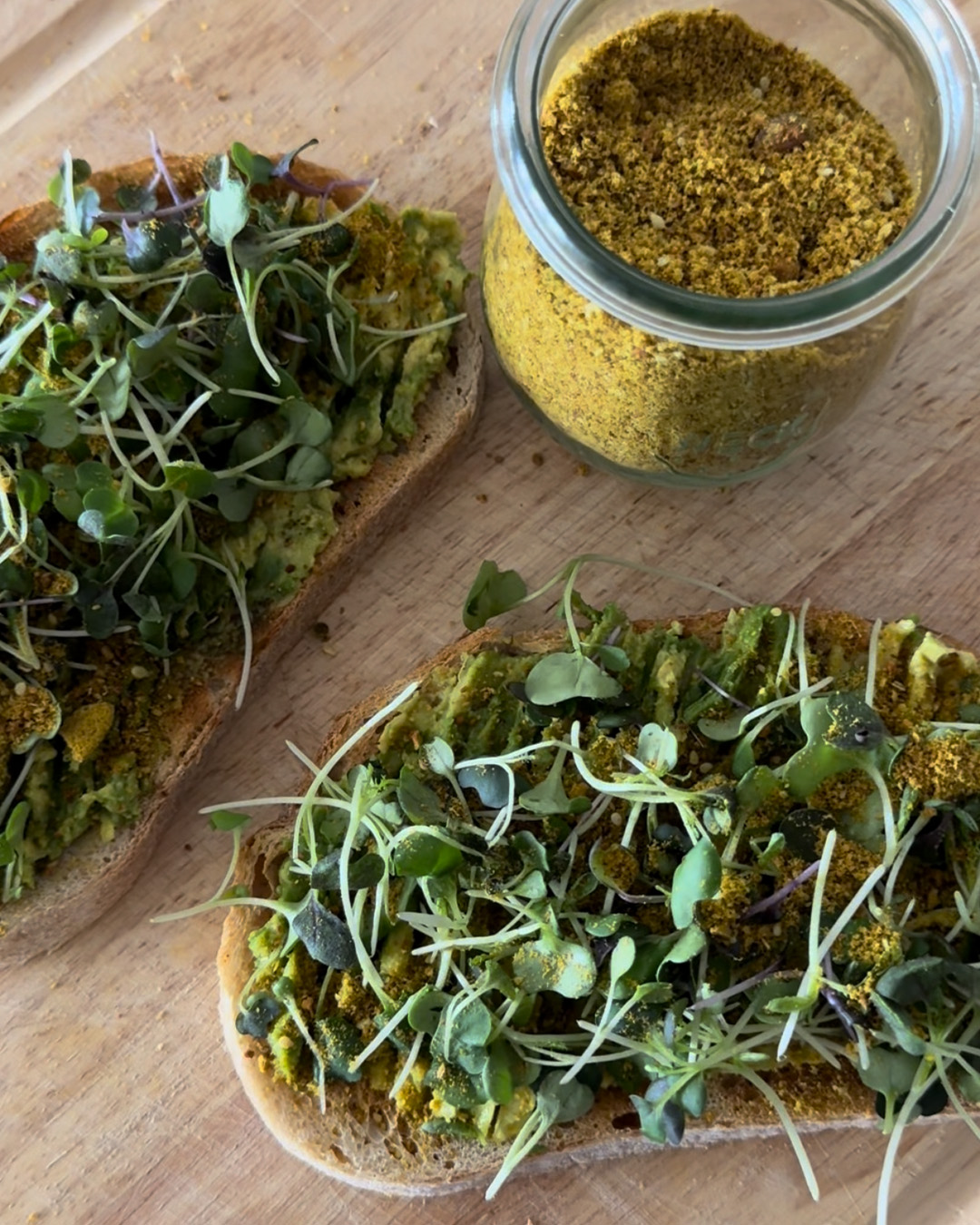 Tostadas de aguacate con mezcla de cúrcuma y semillas de frutos secos 