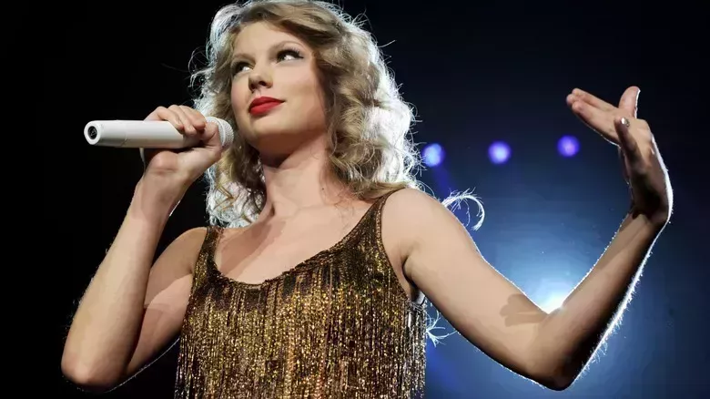 Uno de los looks de belleza más icónicos de Taylor Swift estuvo a punto de ser rechazado por su madre Andrea