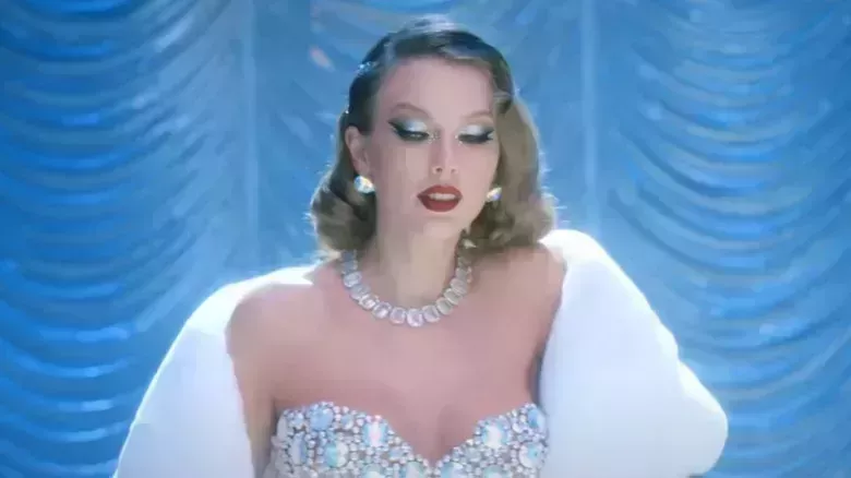 Uno de los looks de belleza más icónicos de Taylor Swift estuvo a punto de ser rechazado por su madre Andrea