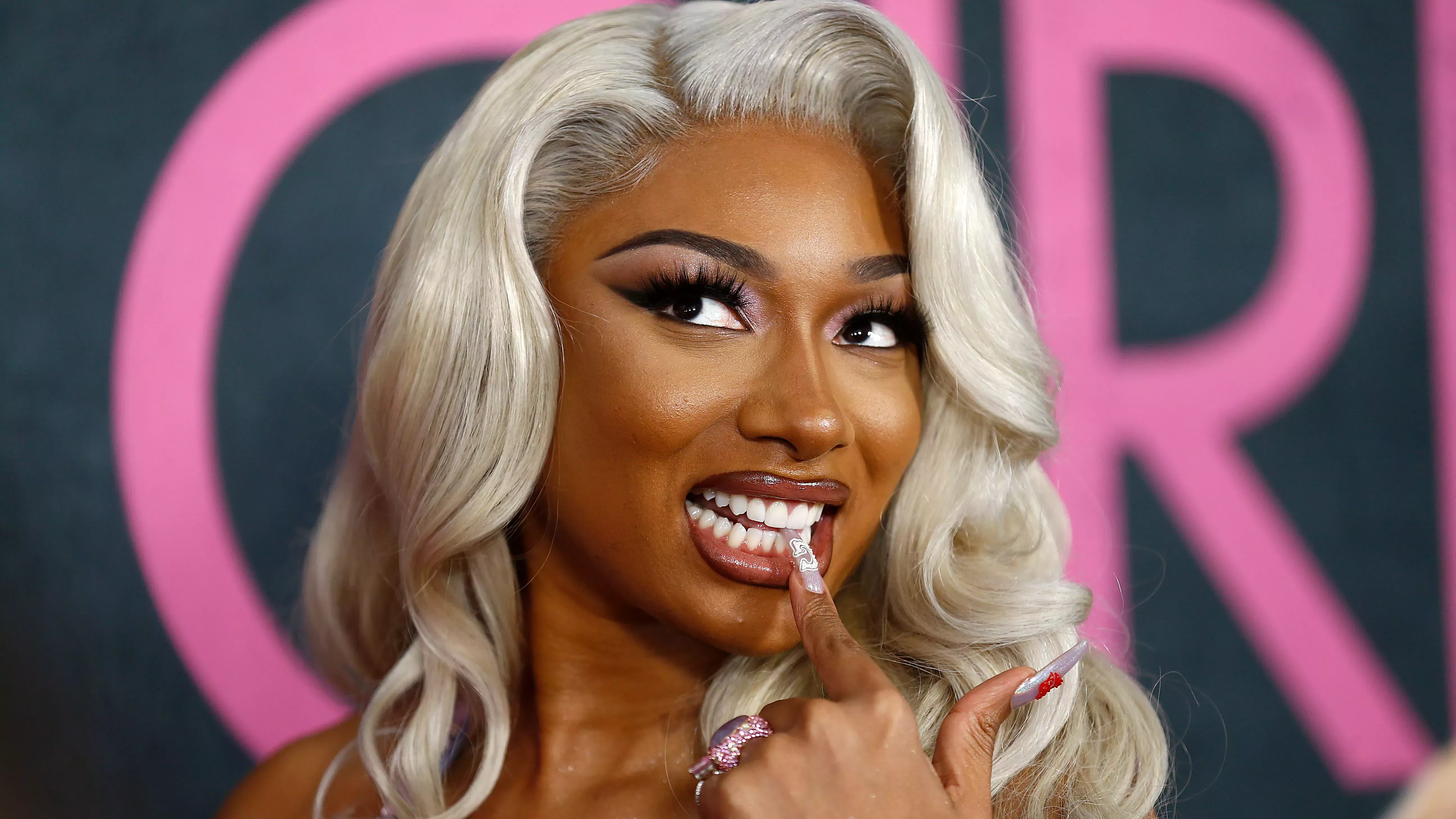 ¡Atención, Atención! Megan Thee Stallion se divierte con sus tirabuzones de rubio amarillo