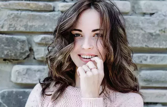 Cabello tipo 1b: pros y contras, cómo cuidarlo y peinados