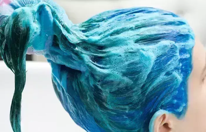 Cómo decolorar el tinte azul del pelo