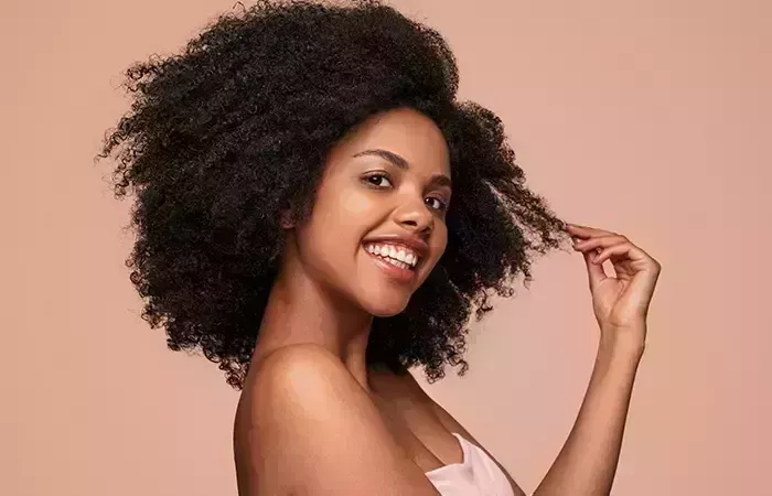 Cómo lavarse el pelo natural para evitar que se rompa