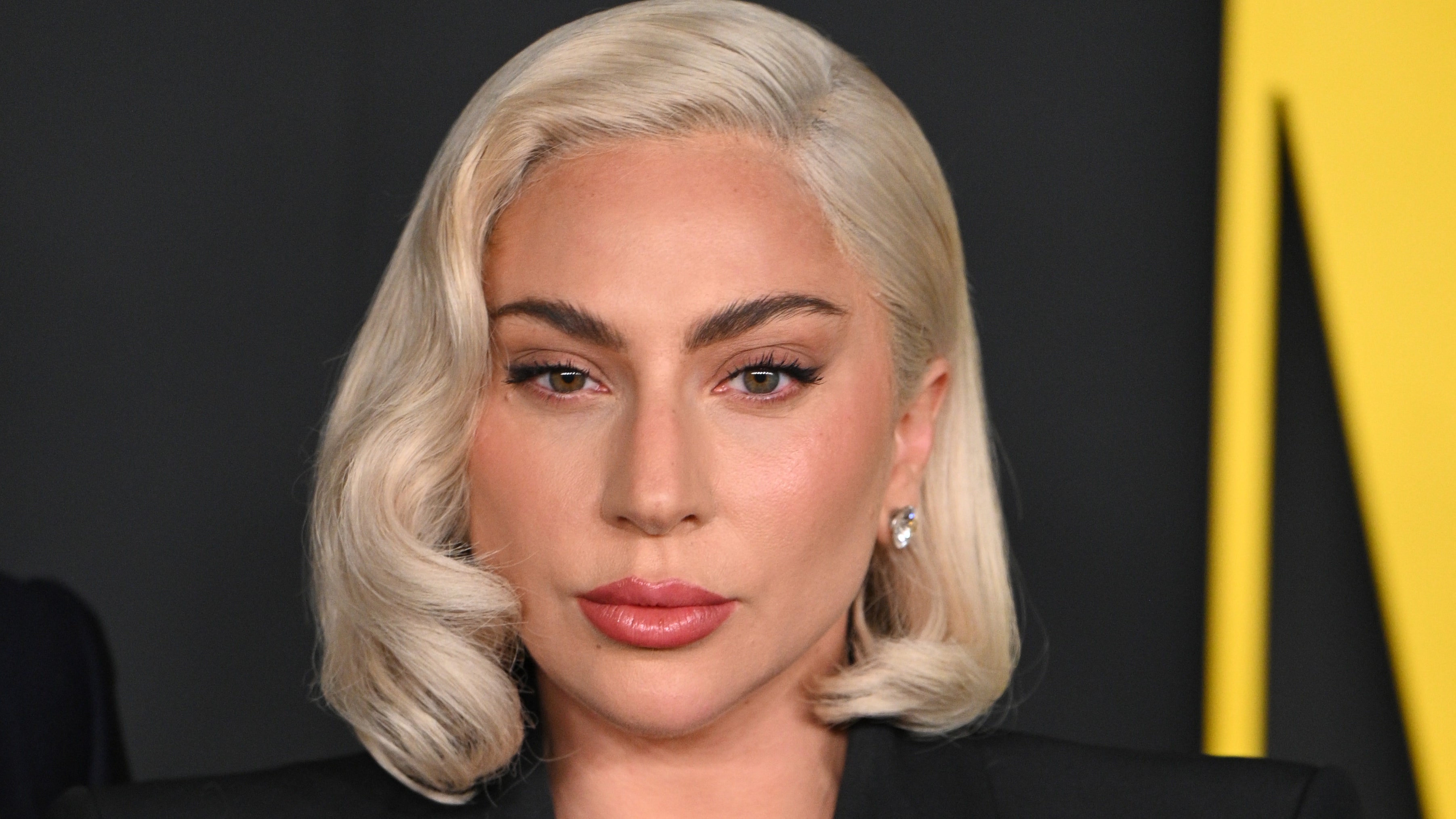 El flequillo negro azabache de Lady Gaga es una máquina del tiempo que nos devuelve a 2012