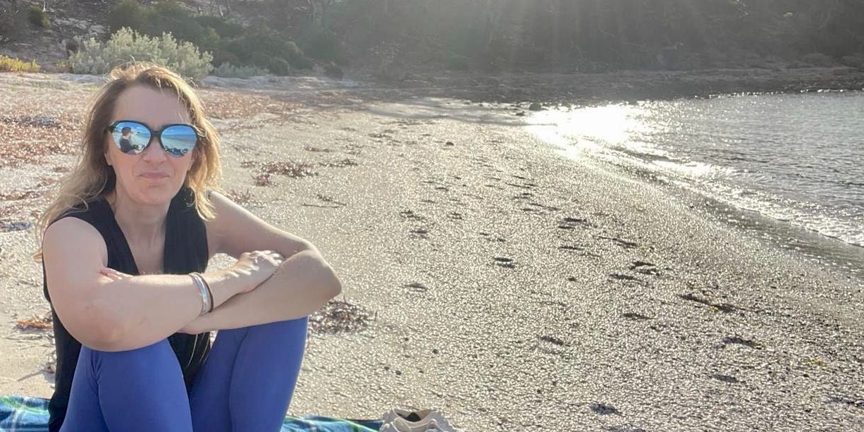 Llevo 12 años viviendo en España. He dejado de salir con españoles porque se pierden demasiadas cosas en la traducción.