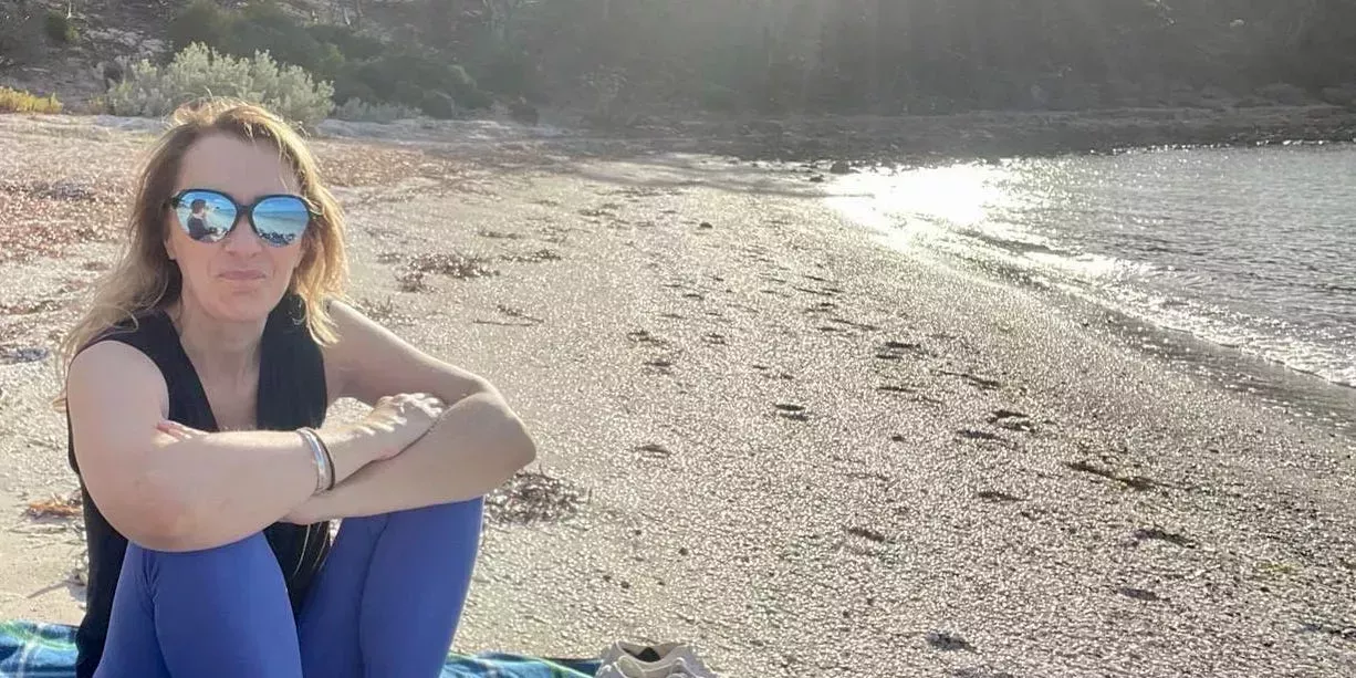 Llevo 12 años viviendo en España. He dejado de salir con españoles porque se pierden demasiadas cosas en la traducción.