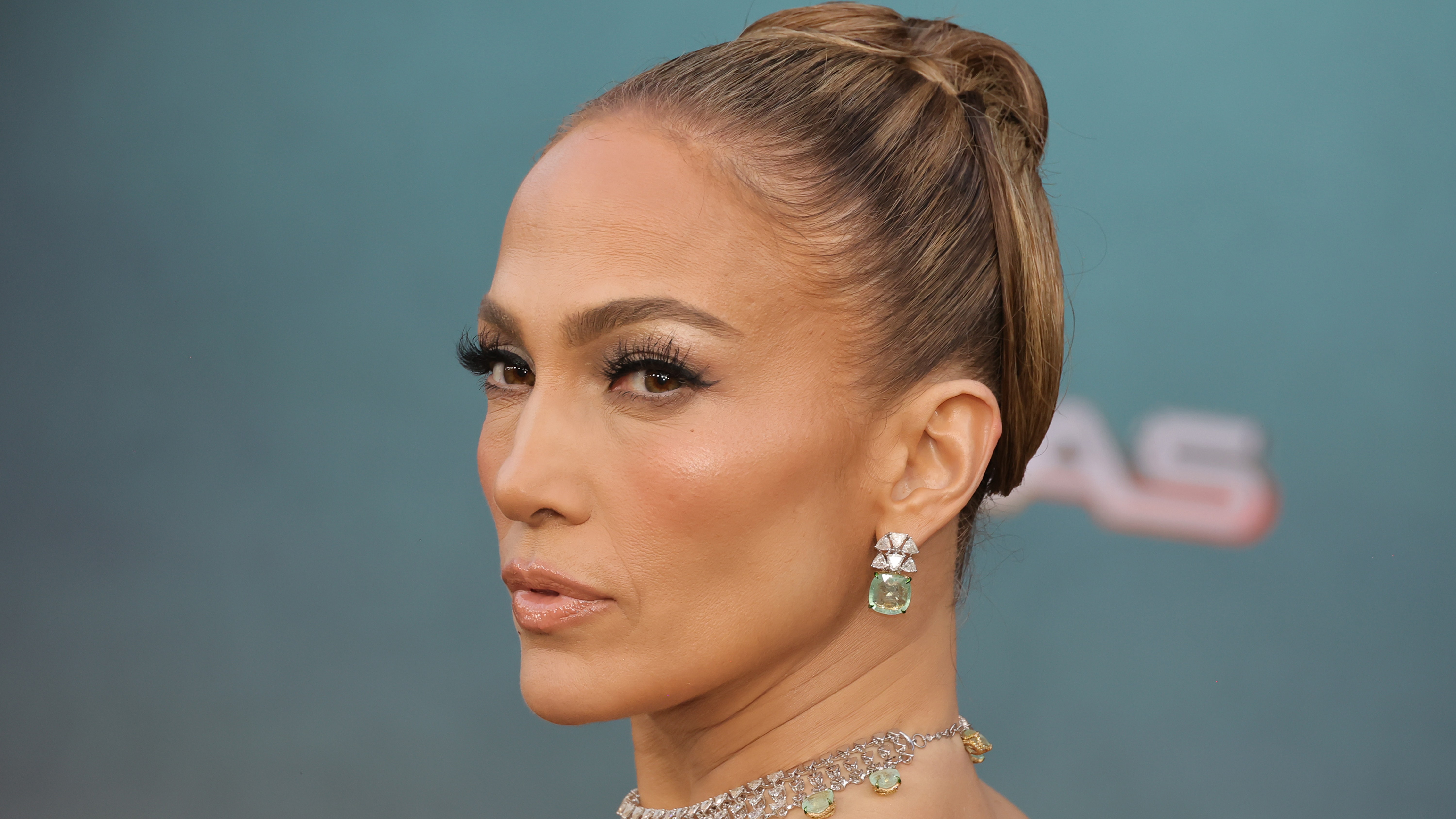 No sé muy bien cómo llamar al misterioso recogido de Jennifer Lopez