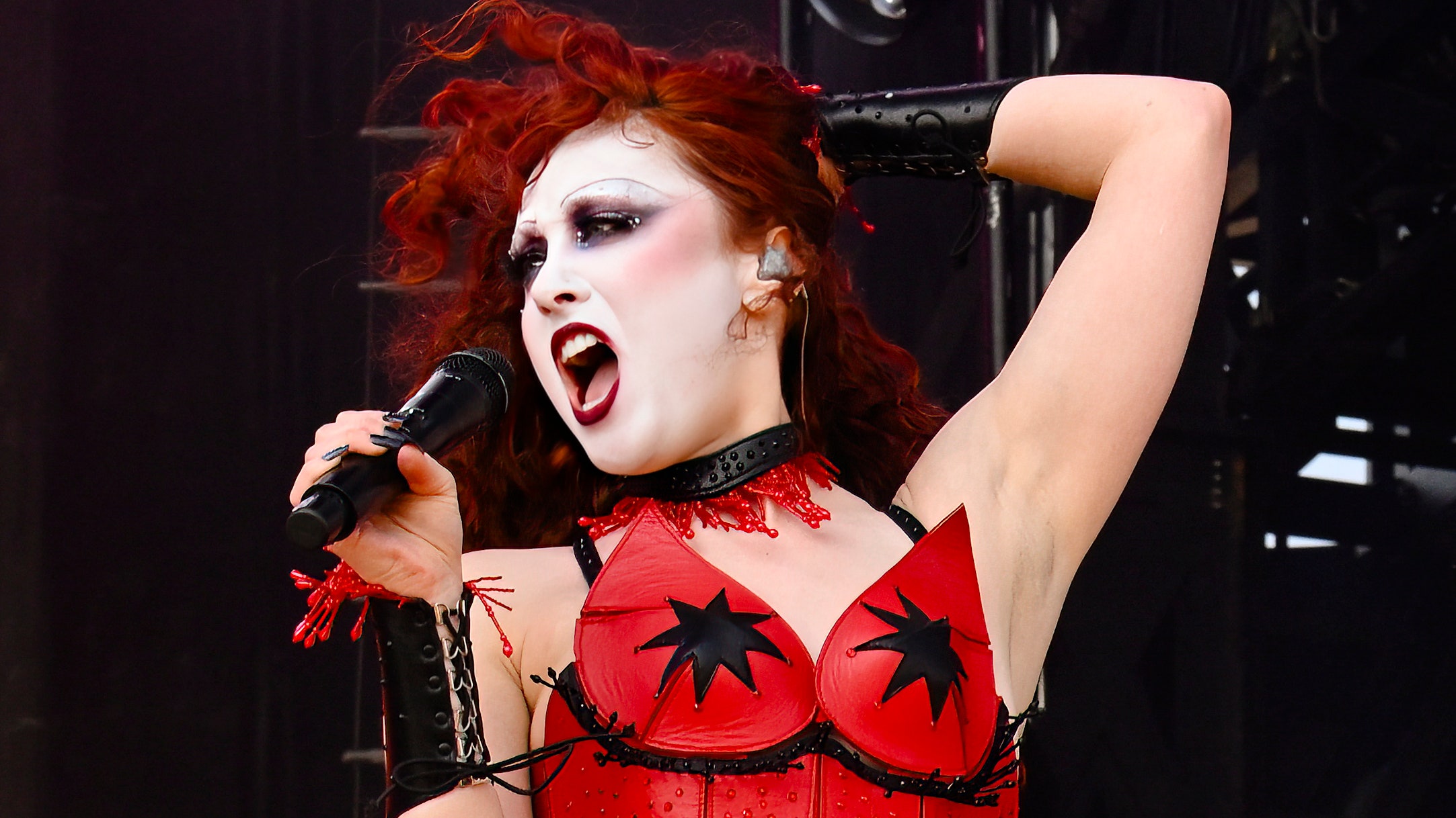 Chappell Roan está irreconocible con las cejas decoloradas y tirabuzones rubios