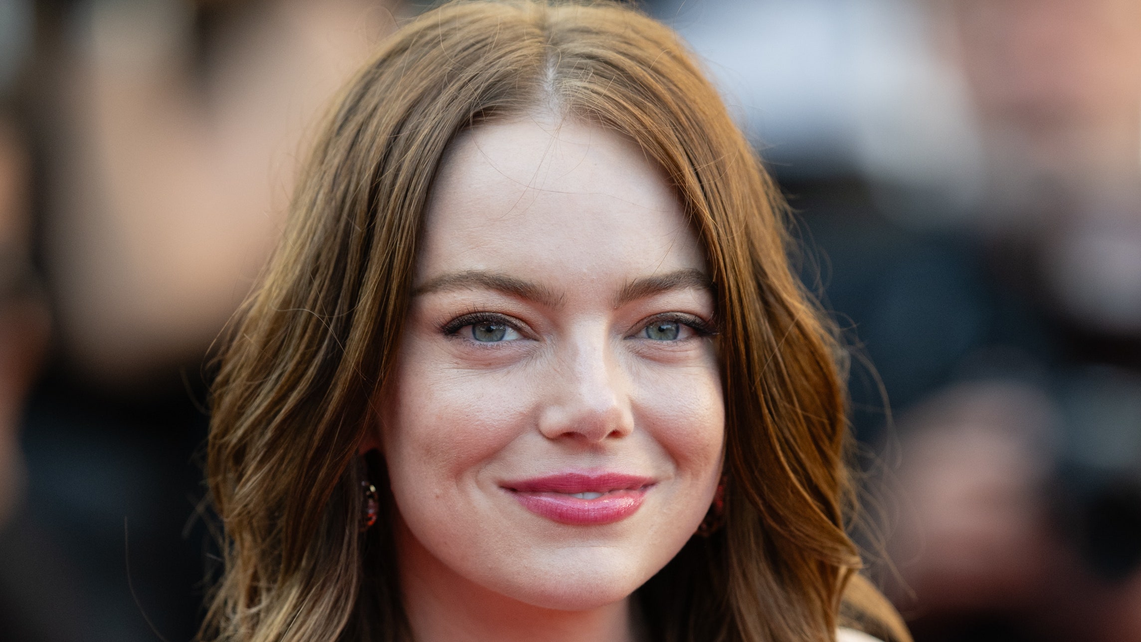 Emma Stone vuelve al moreno súper oscuro