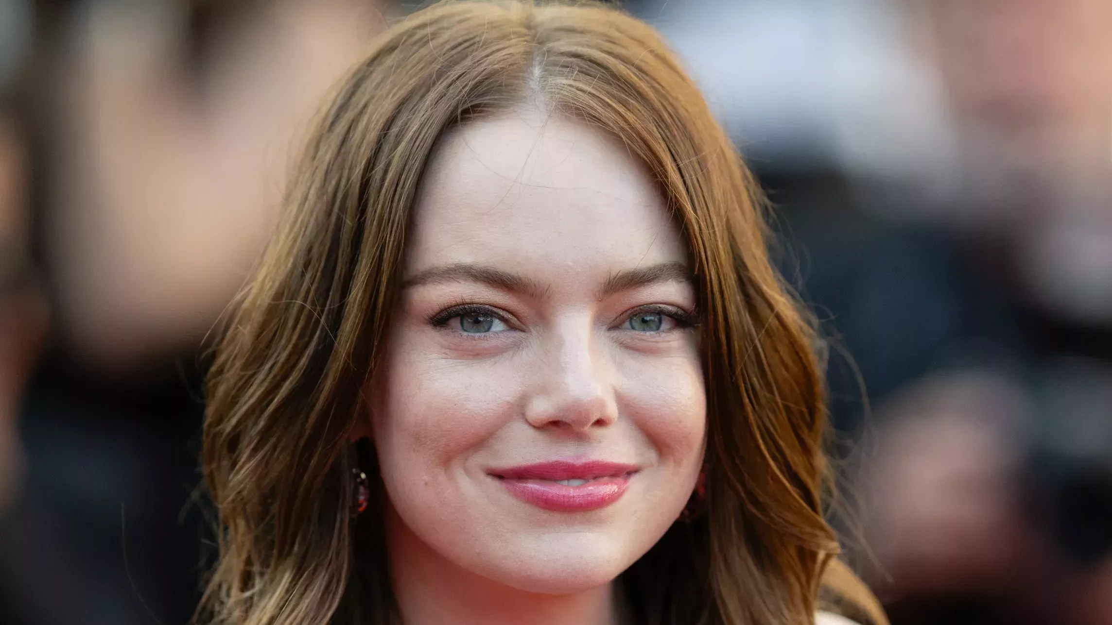 Emma Stone vuelve al moreno súper oscuro