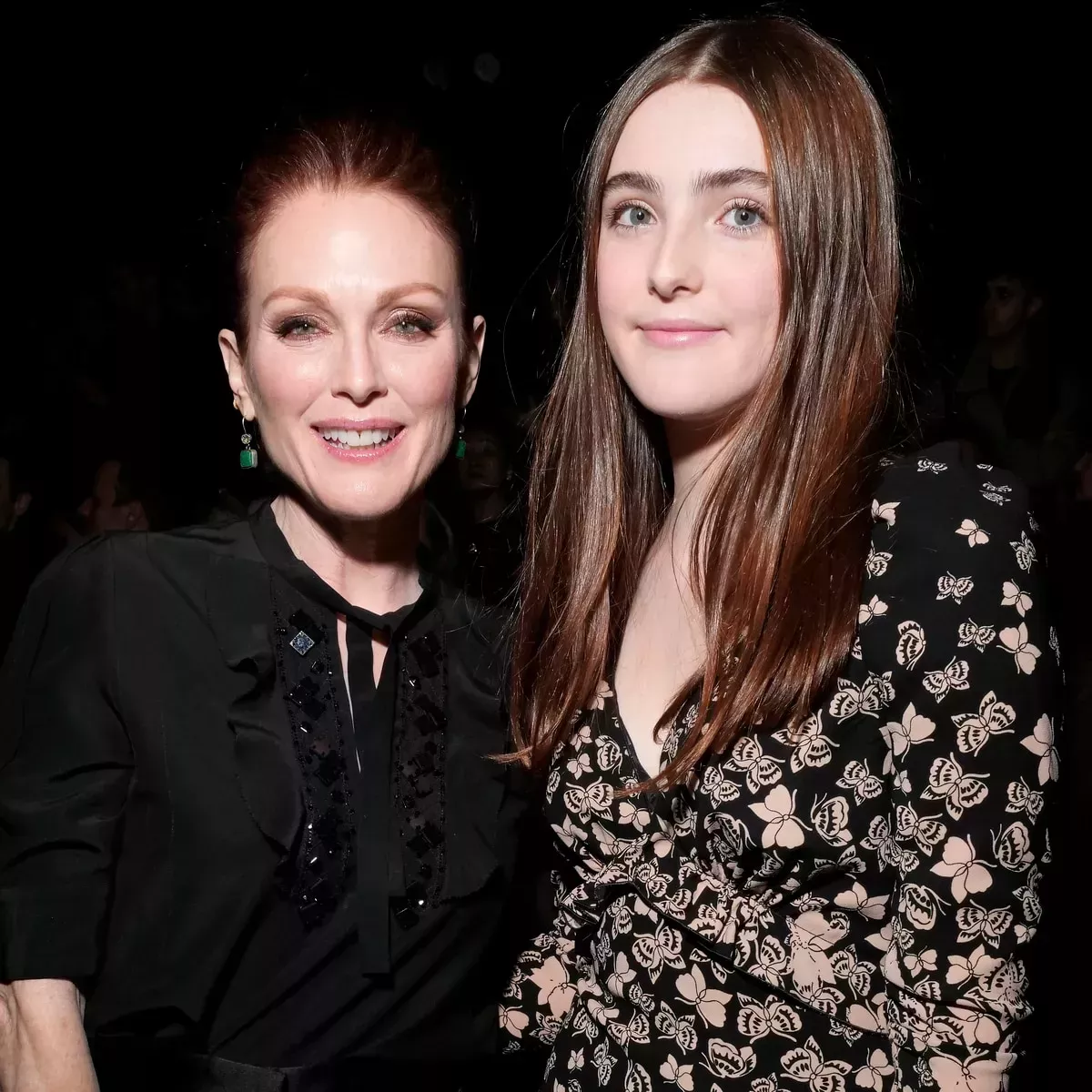 Julianne Moore y su hija Liv son unas gemelas locas y estúpidas en las fotos de celebración de su graduación