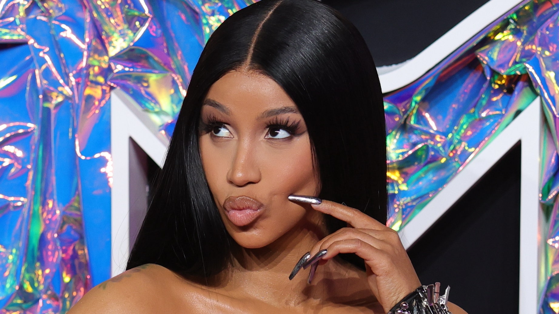 Las coletas y las gafas de Cardi B prácticamente gritan "¿Yo hice eso?"