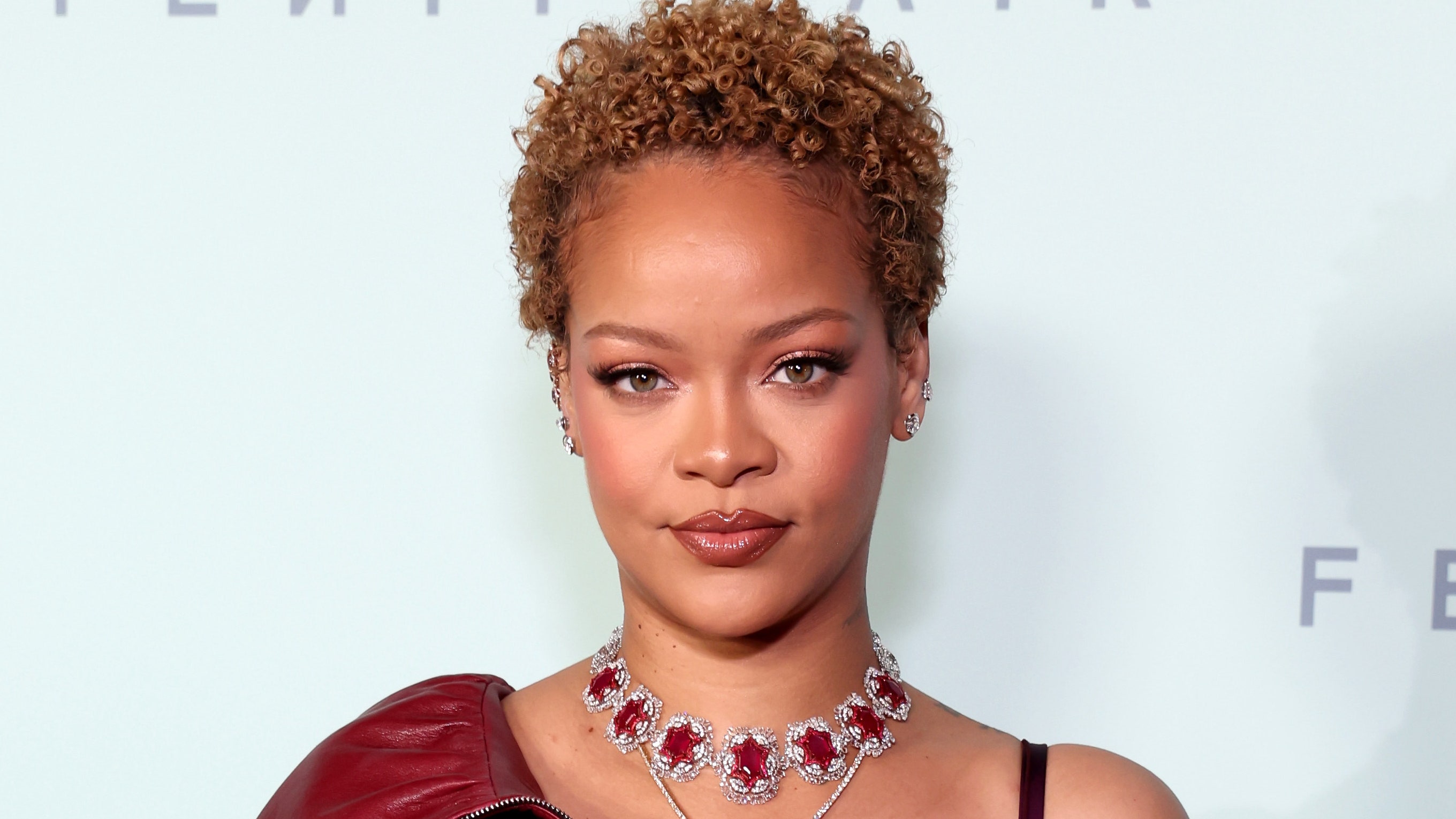 Rihanna dice que nos hacemos mechas estriadas para el verano