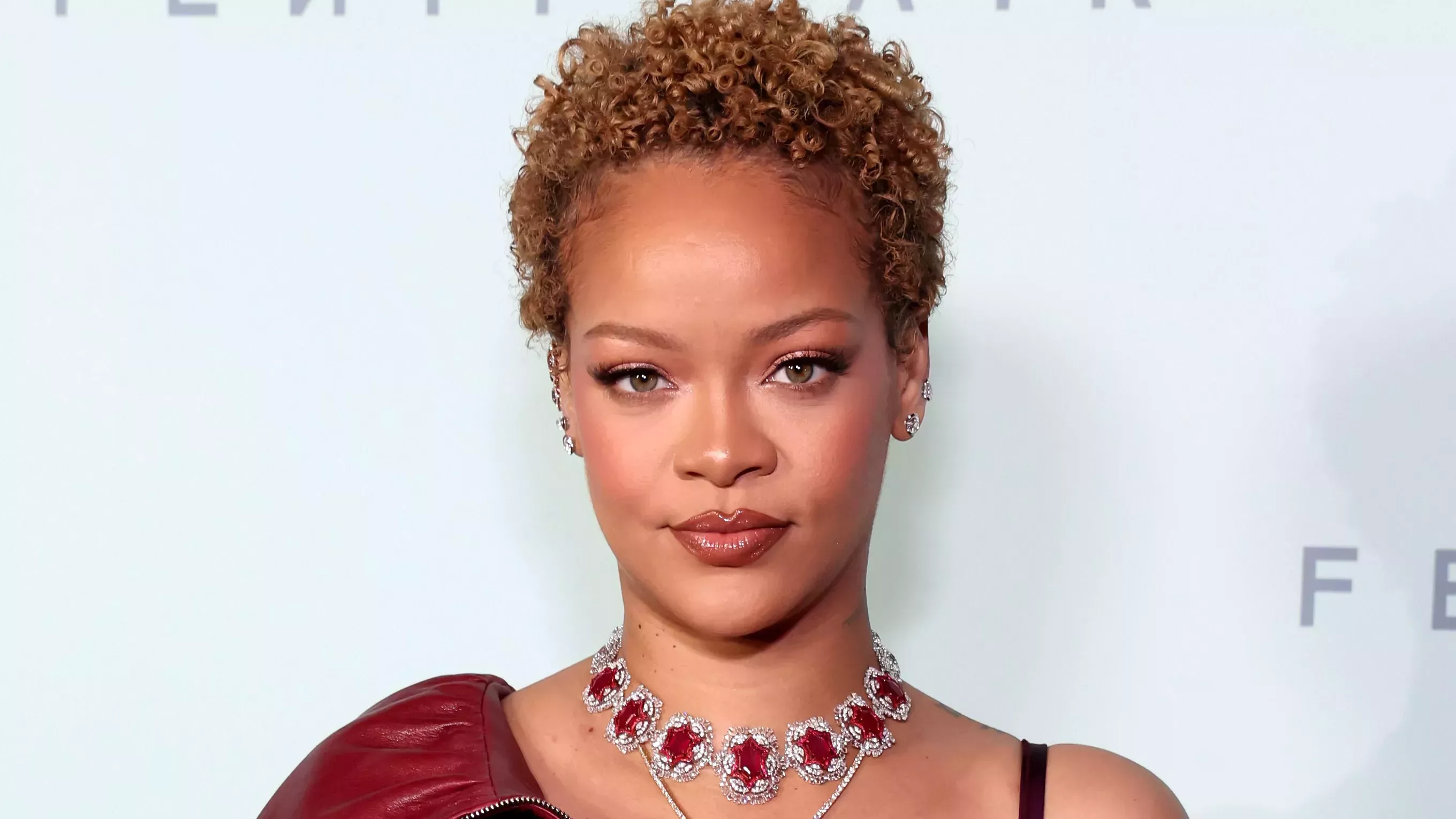 Rihanna dice que nos hacemos mechas estriadas para el verano