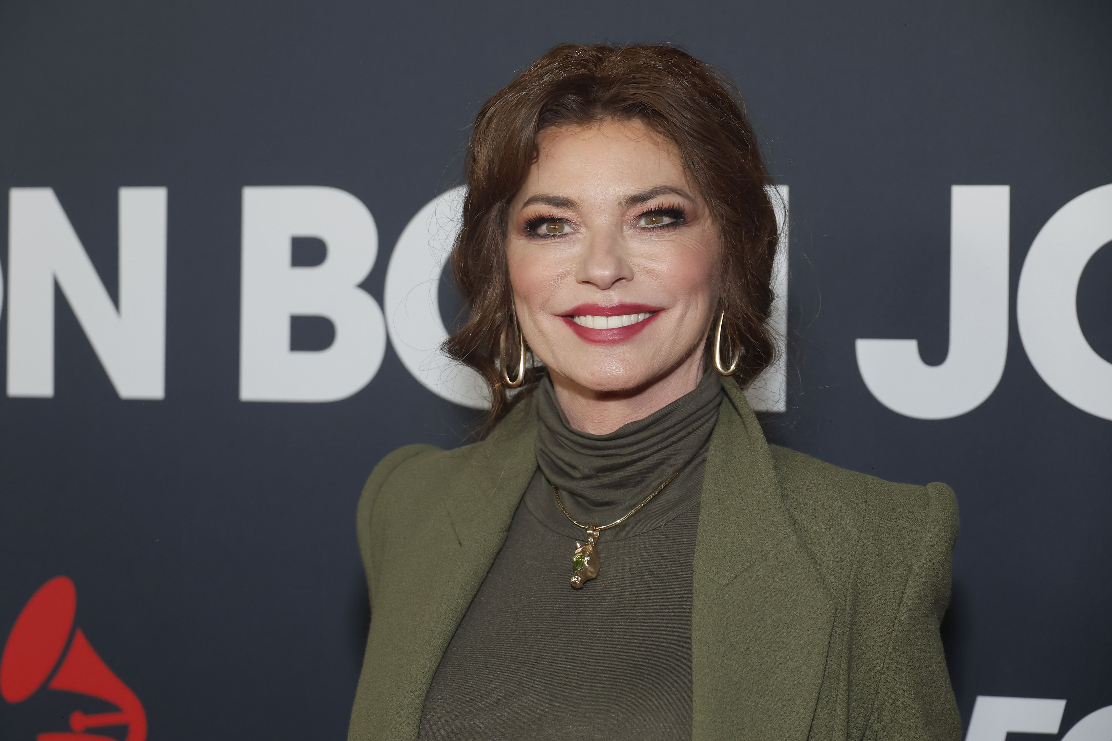 Shania Twain acaba de adoptar la tendencia del pelo blanco y tengo que inclinarme ante ella