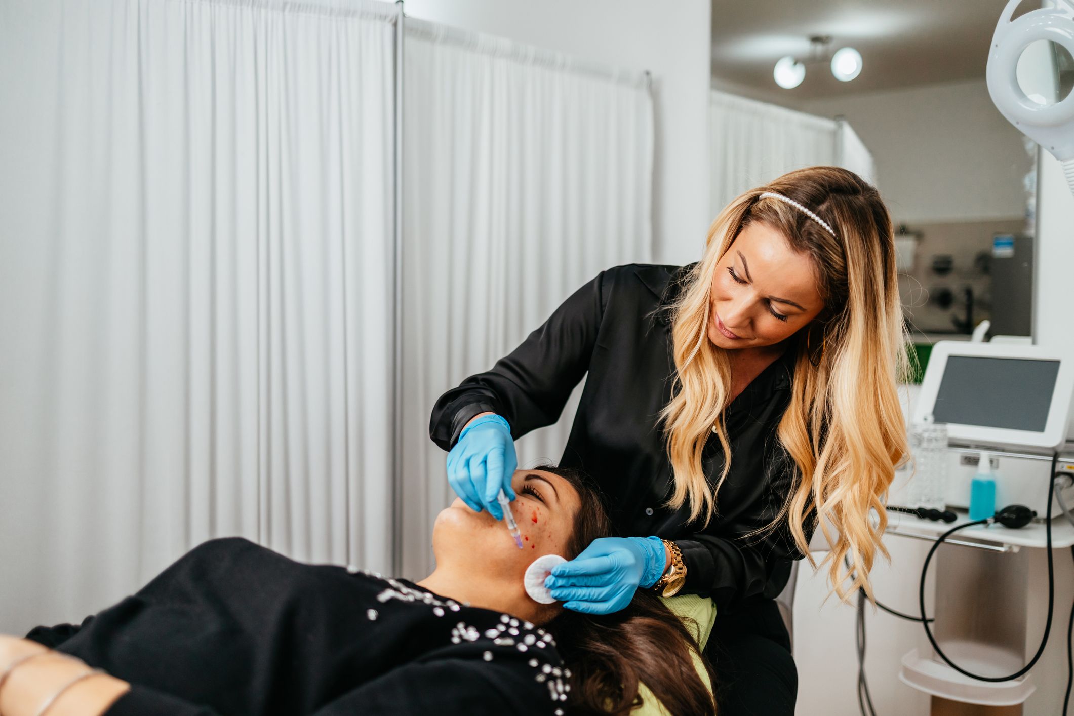 Los famosos se apuntan a este viral tratamiento facial con sangre, pero los dermatólogos advierten de que no es para todo el mundo