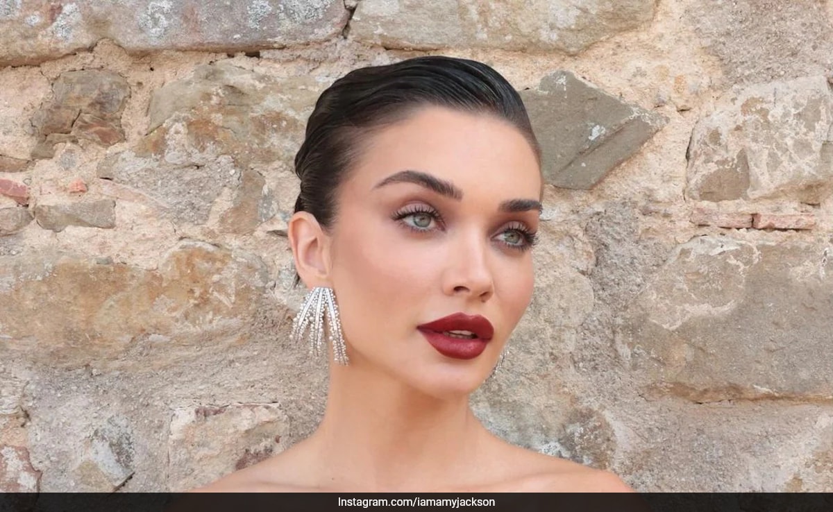 Amy Jackson eligió el glamour desnudo y los labios baya de la "Era Dorada de los 60" para su fin de semana de bodas en Italia