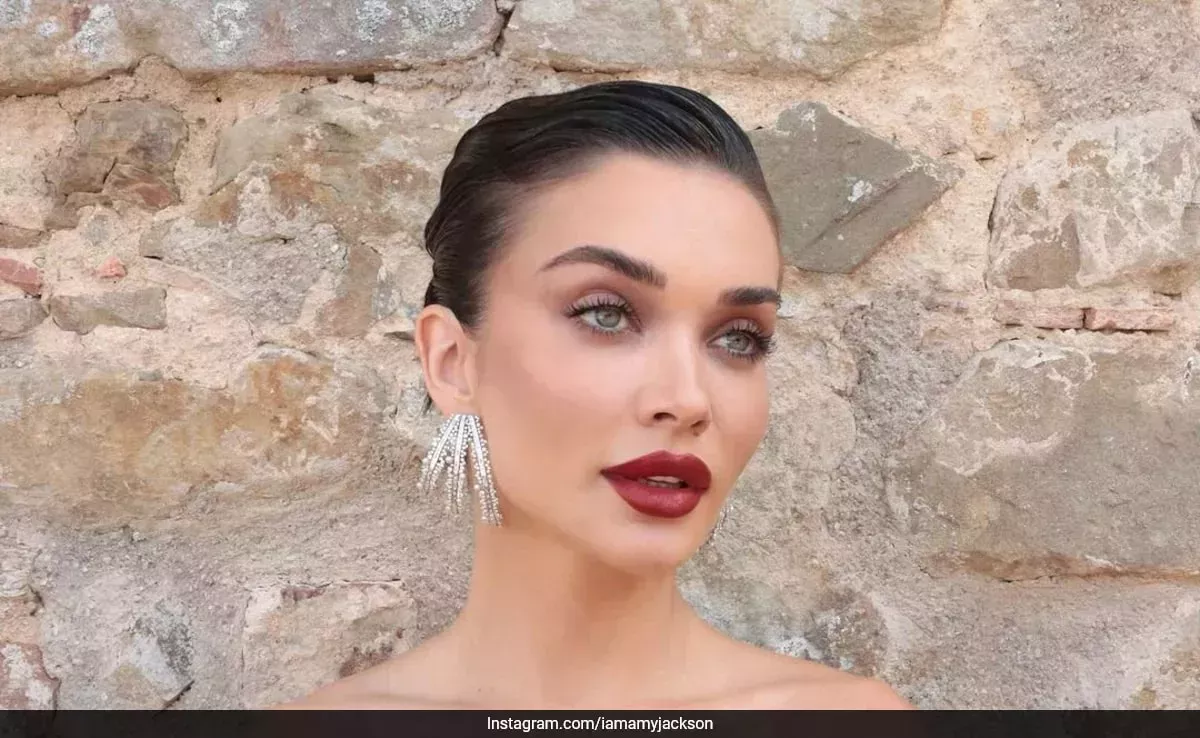 Amy Jackson eligió el glamour desnudo y los labios baya de la 
