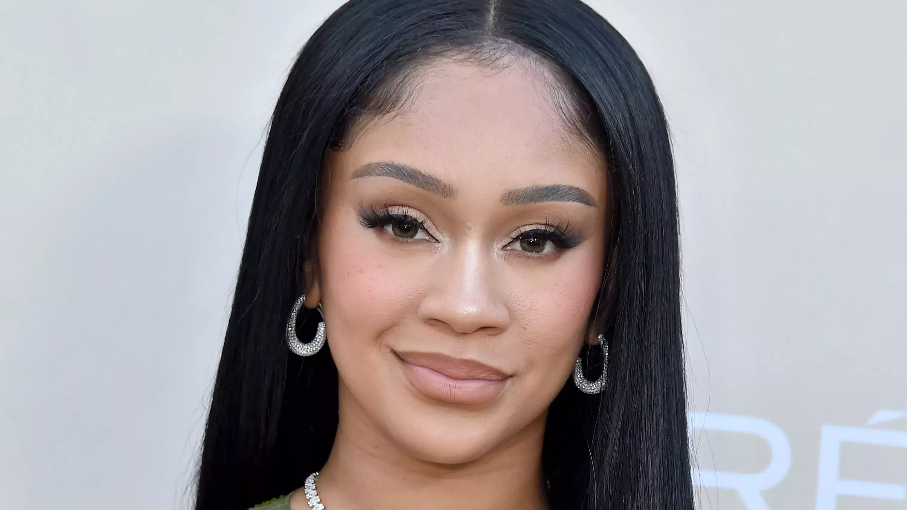 El enorme poni lateral de Saweetie es al menos un 75 por ciento de oropel