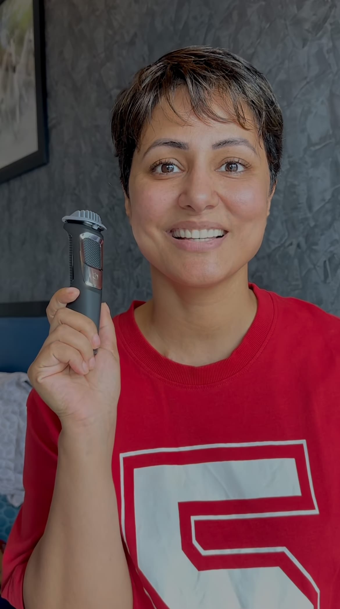 Hina Khan le dice al cáncer que "se calle" con la cabeza rapada y una esperanza renovada