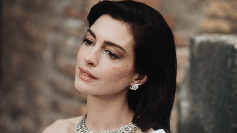Anne Hathaway revela todos los productos de belleza que lleva en su bolso