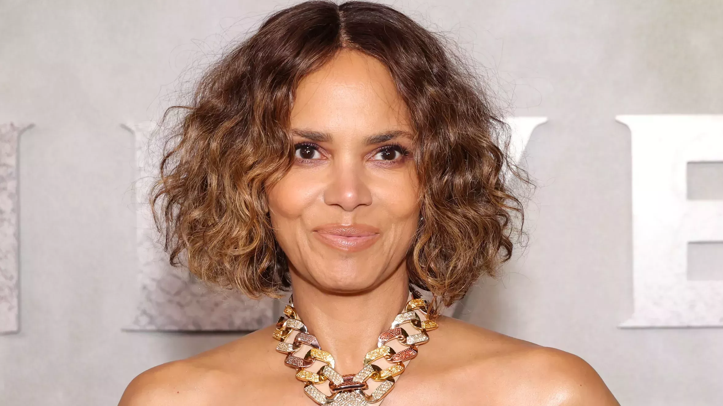 Halle Berry presentó su nueva película "Sólo pelucas malas