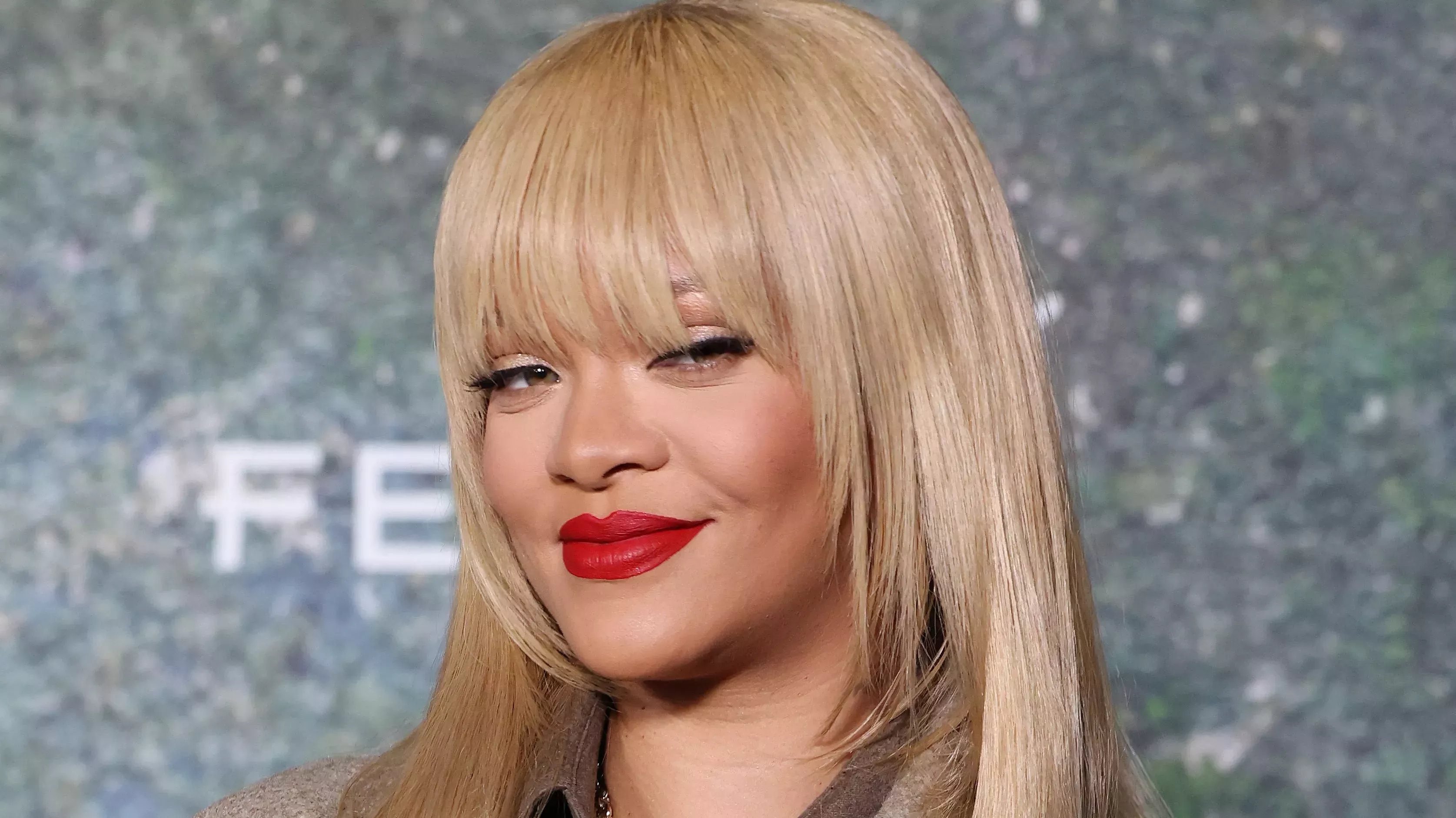 Probablemente podría ver mi reflejo en las ondas Old Hollywood de Rihanna