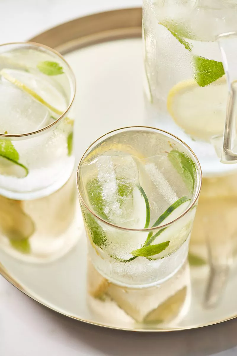 Agua de pepino y limón con menta