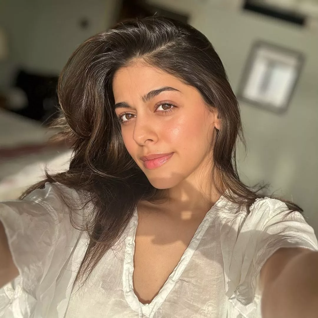 Alaya Furniturewala Comparte Su Secreto de Belleza Para 'Esculpir Tu Cara En Casa Sin Equipos'