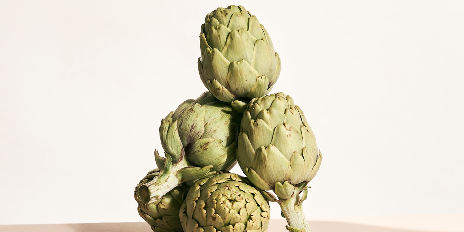 Las chicas francesas beben agua de alcachofa para desinflamarse—¿pero realmente funciona?