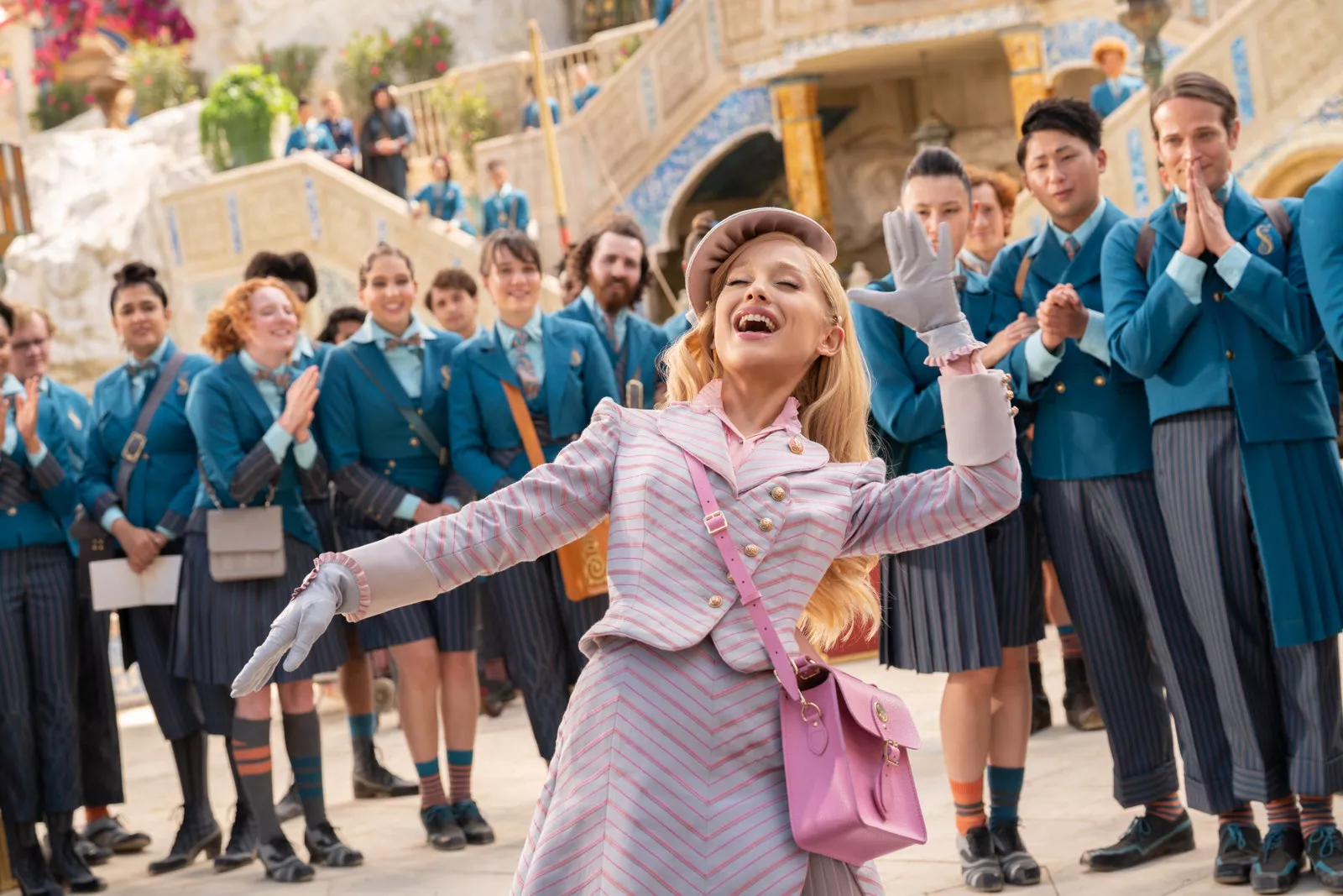 Ariana Grande se transforma en Glinda