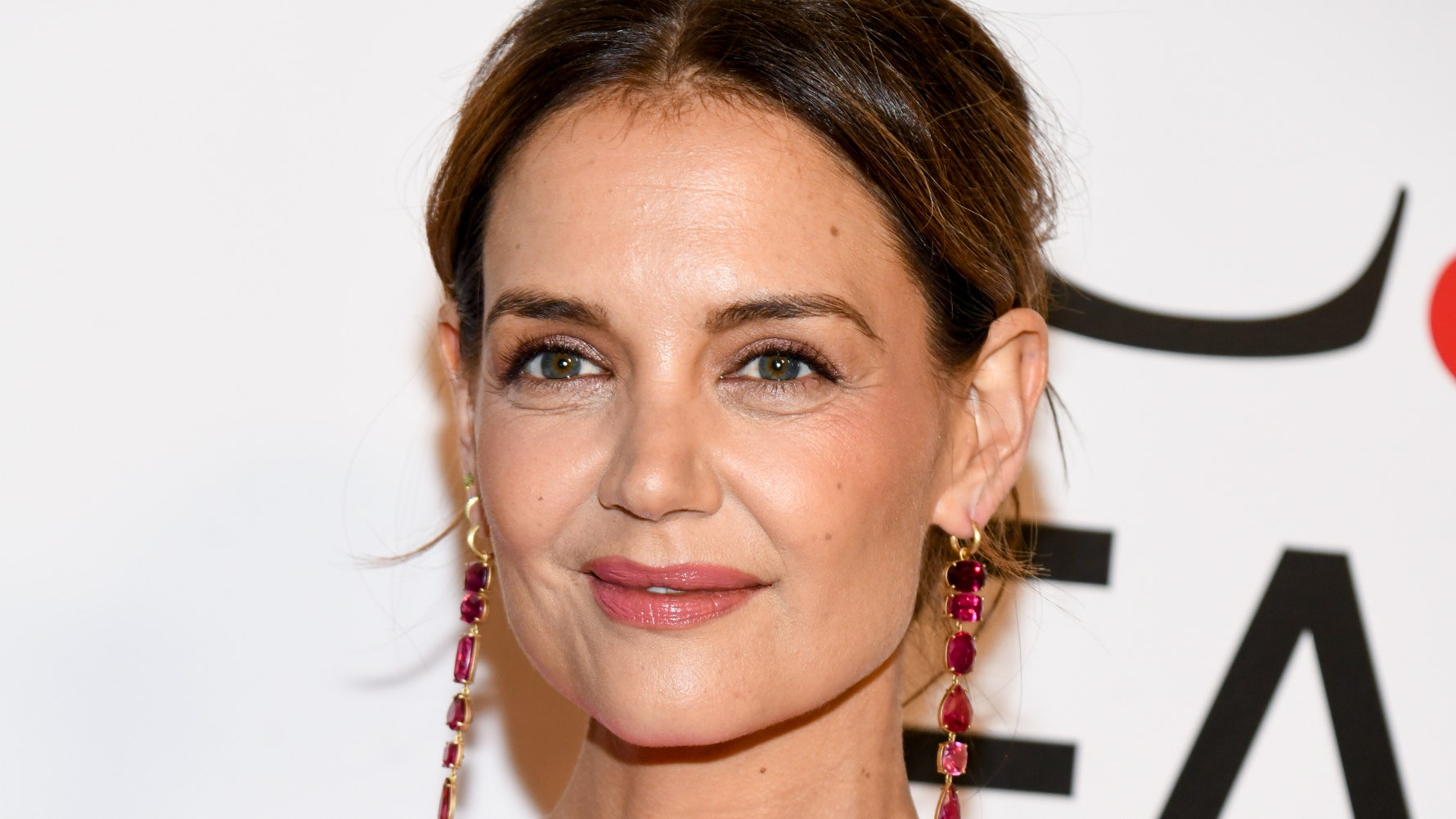 Katie Holmes caminando normalmente por la calle podría ser un anuncio de champú