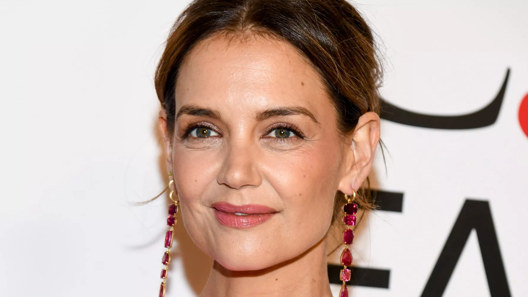 Katie Holmes caminando normalmente por la calle podría ser un anuncio de champú