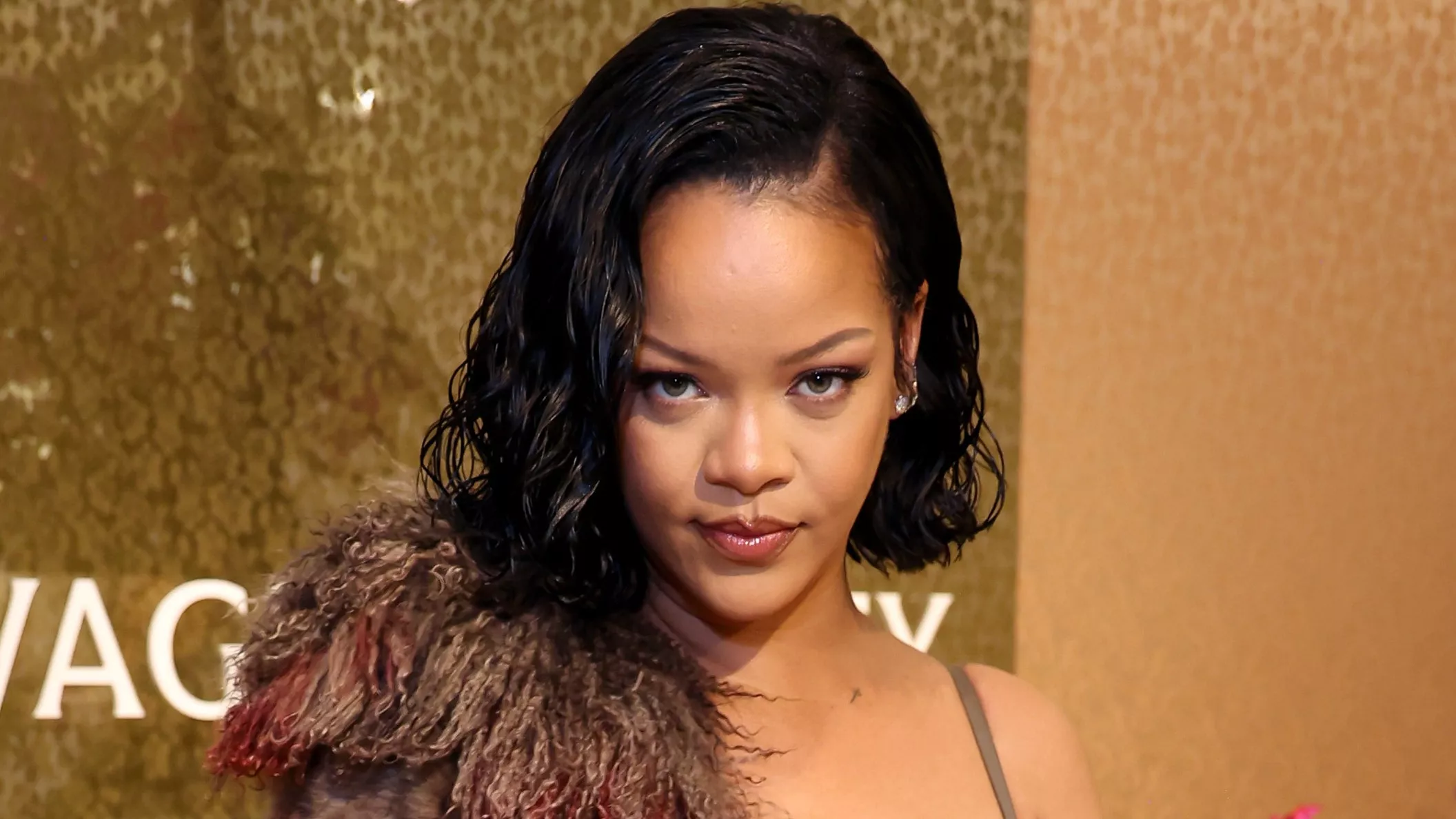 La colmena desordenada de Rihanna casi eclipsa su labio rojo