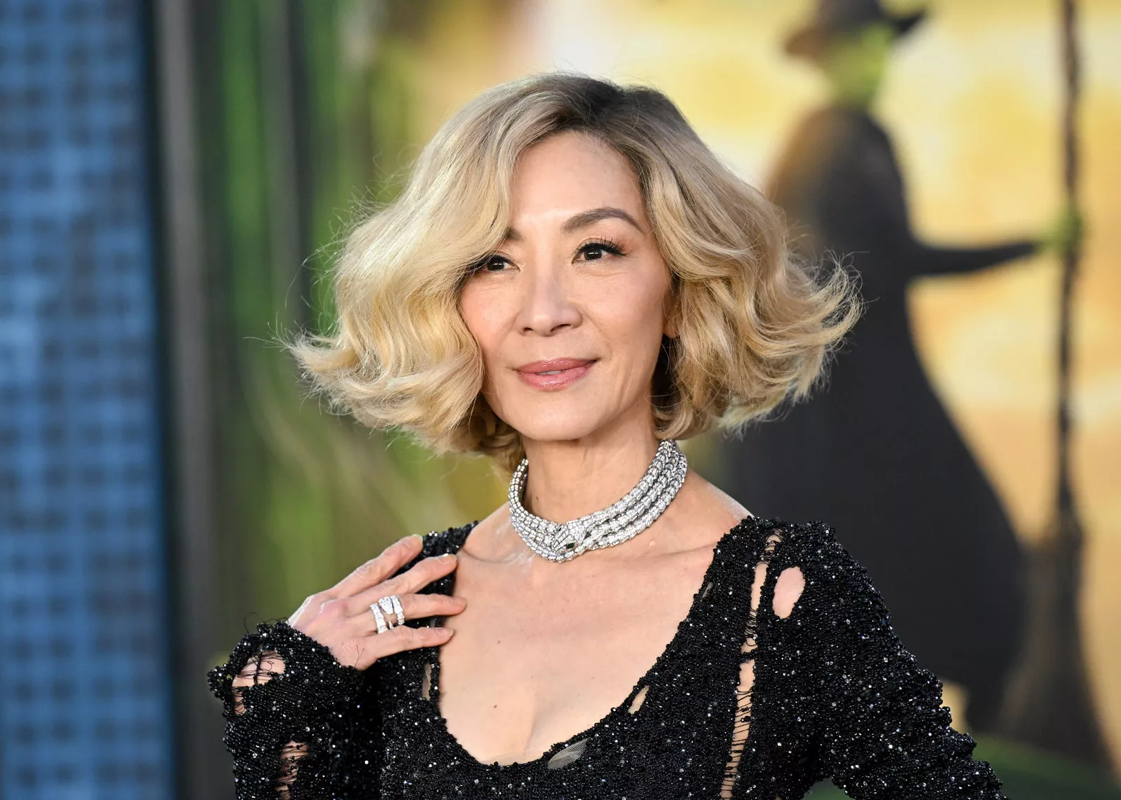 Michelle Yeoh con un bob rubio en el estreno de Wicked