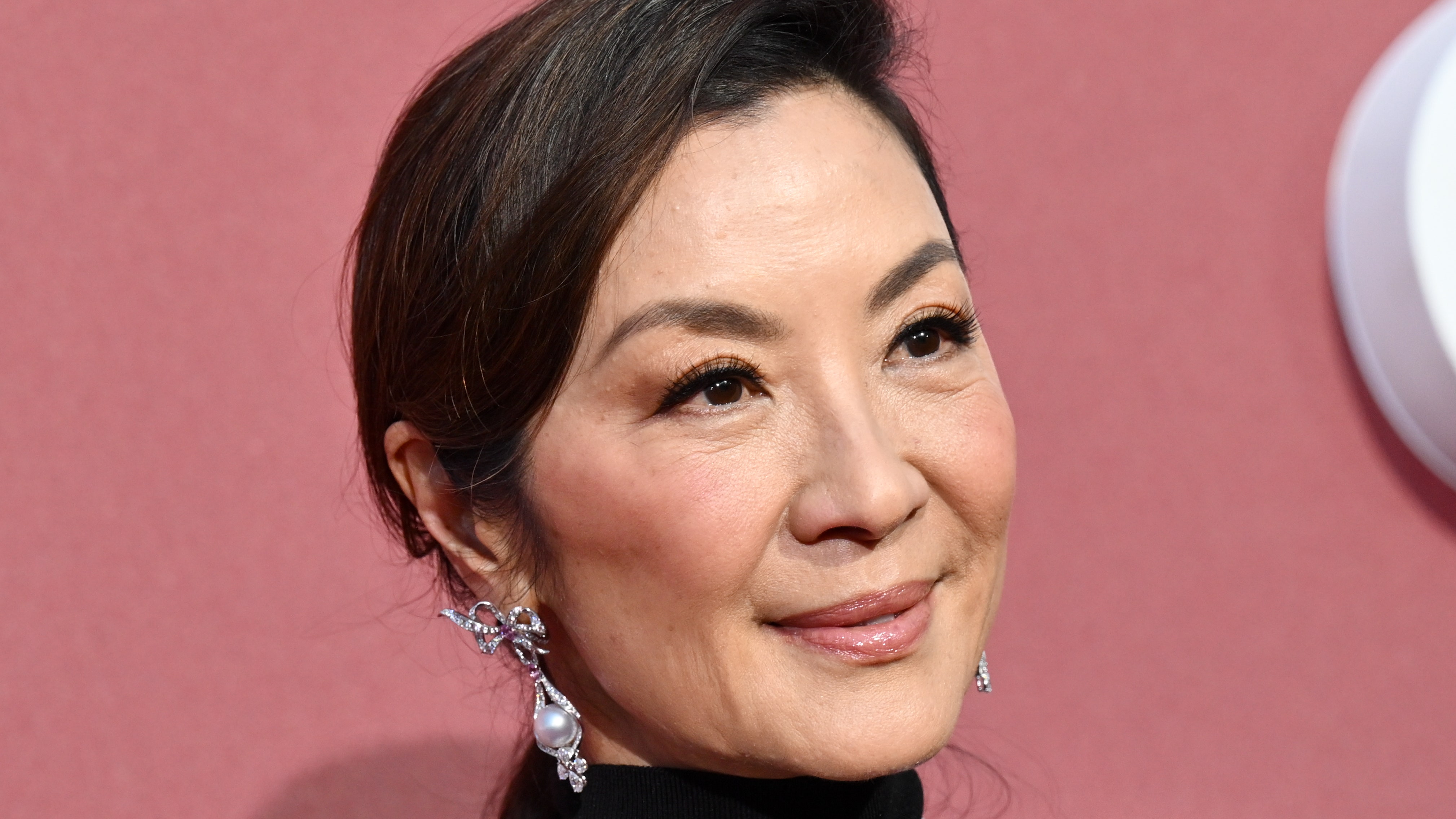 Michelle Yeoh podría ir totalmente de incógnito con este bob rubio