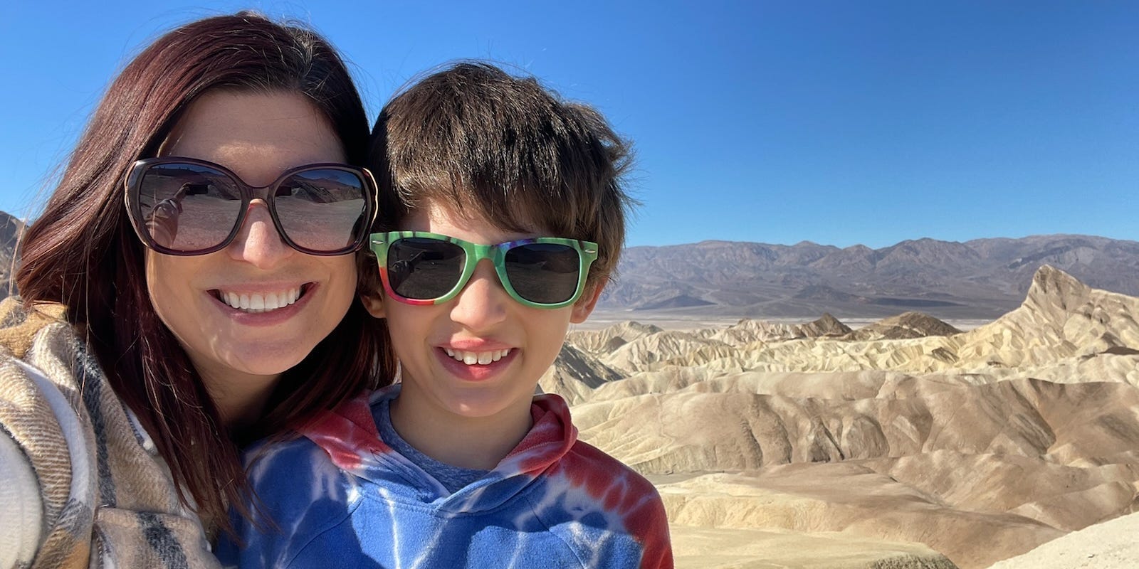 Mi hijo solía odiar el senderismo. Después de visitar 40 parques nacionales, descubrí trucos para hacerlo divertido para él.