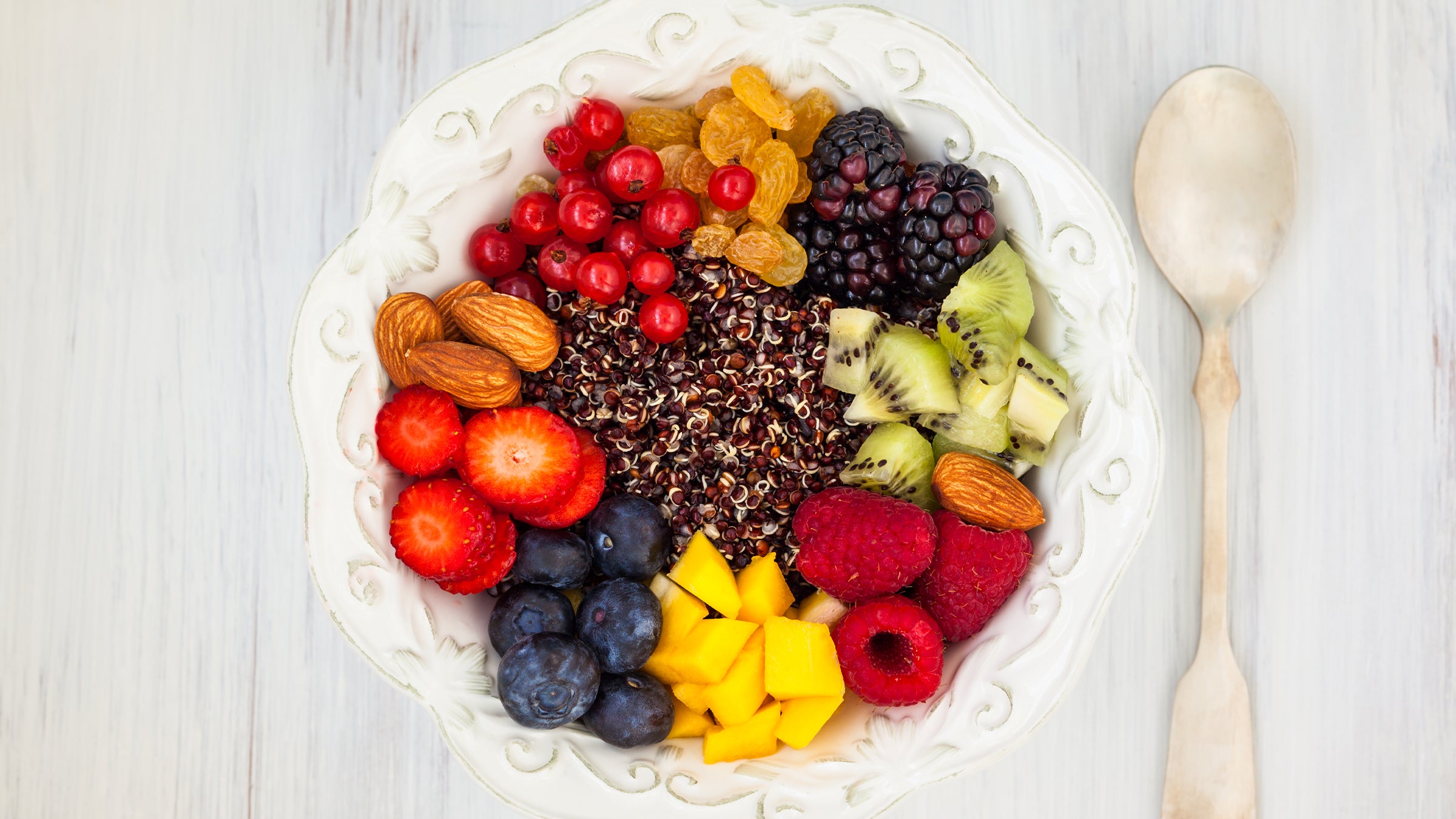 Ensalada de Frutas con Quinoa y Crema Batida de Coco