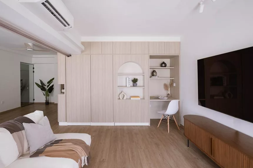 El salón ampliado recibe mucha luz natural.