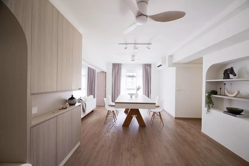 Cuatro sillas a juego en blanco completan el área del comedor.