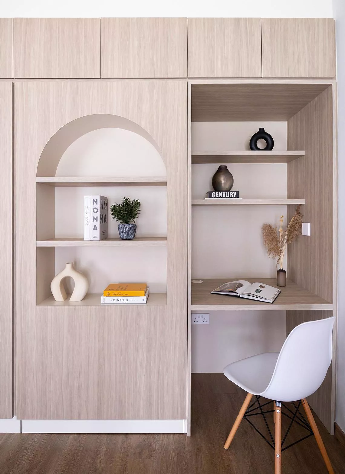 Un panel falso junto al escritorio oculta la puerta del baño.