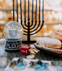4 tradiciones de Janucá para comenzar con tus amigos y familia este año