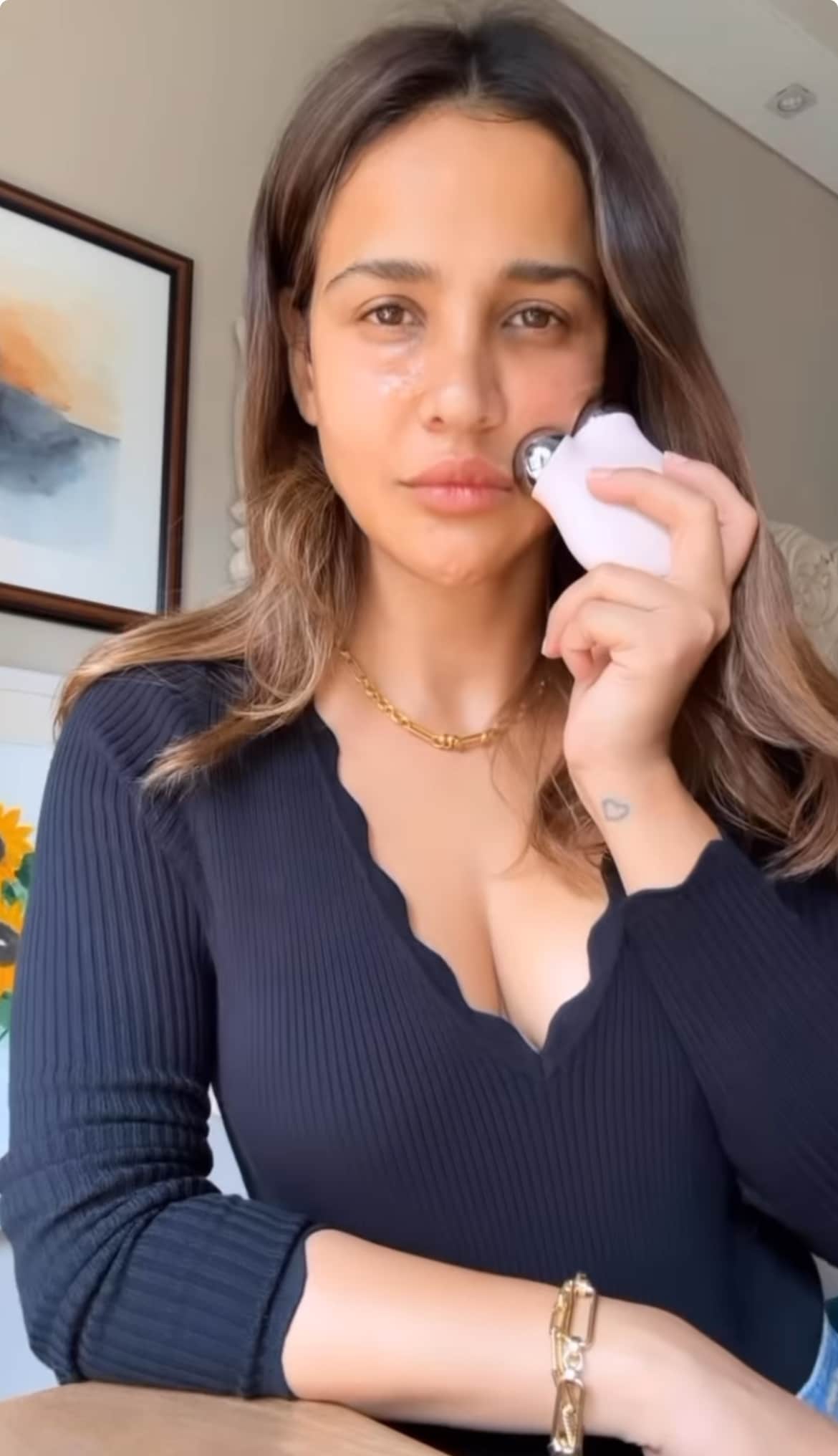 De brumas faciales a terapia de luz LED: la rutina de cuidado de la piel de Aisha Sharma para 2024