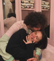 ¡Es oficial! Selena Gomez y su novio Benny Blanco acaban de anunciar su ador compromiso