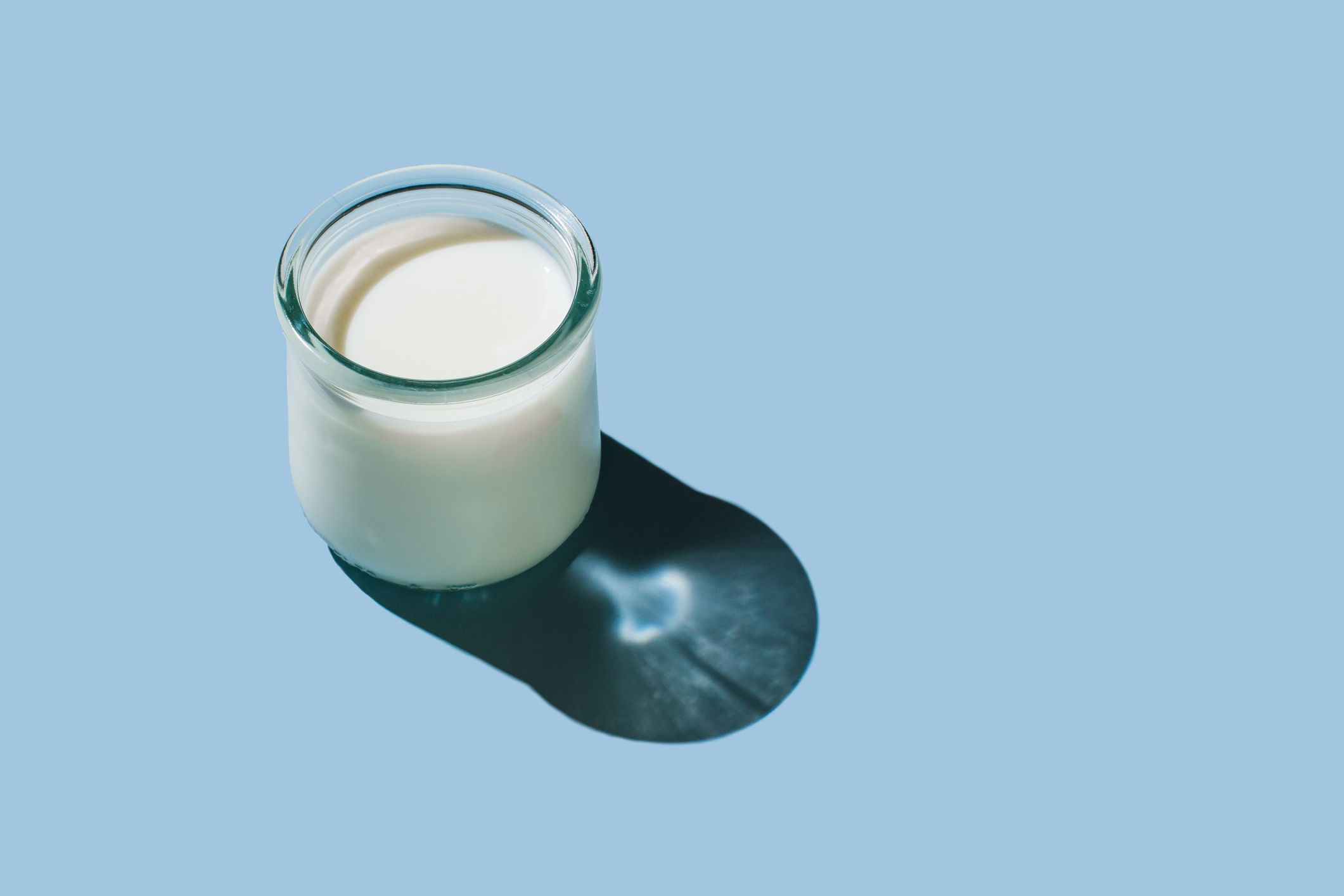 RFK Jr. 'Solo' Bebe Leche Cruda—Pero Eso Es Muy Peligroso. Expertos en Salud Explican Por Qué